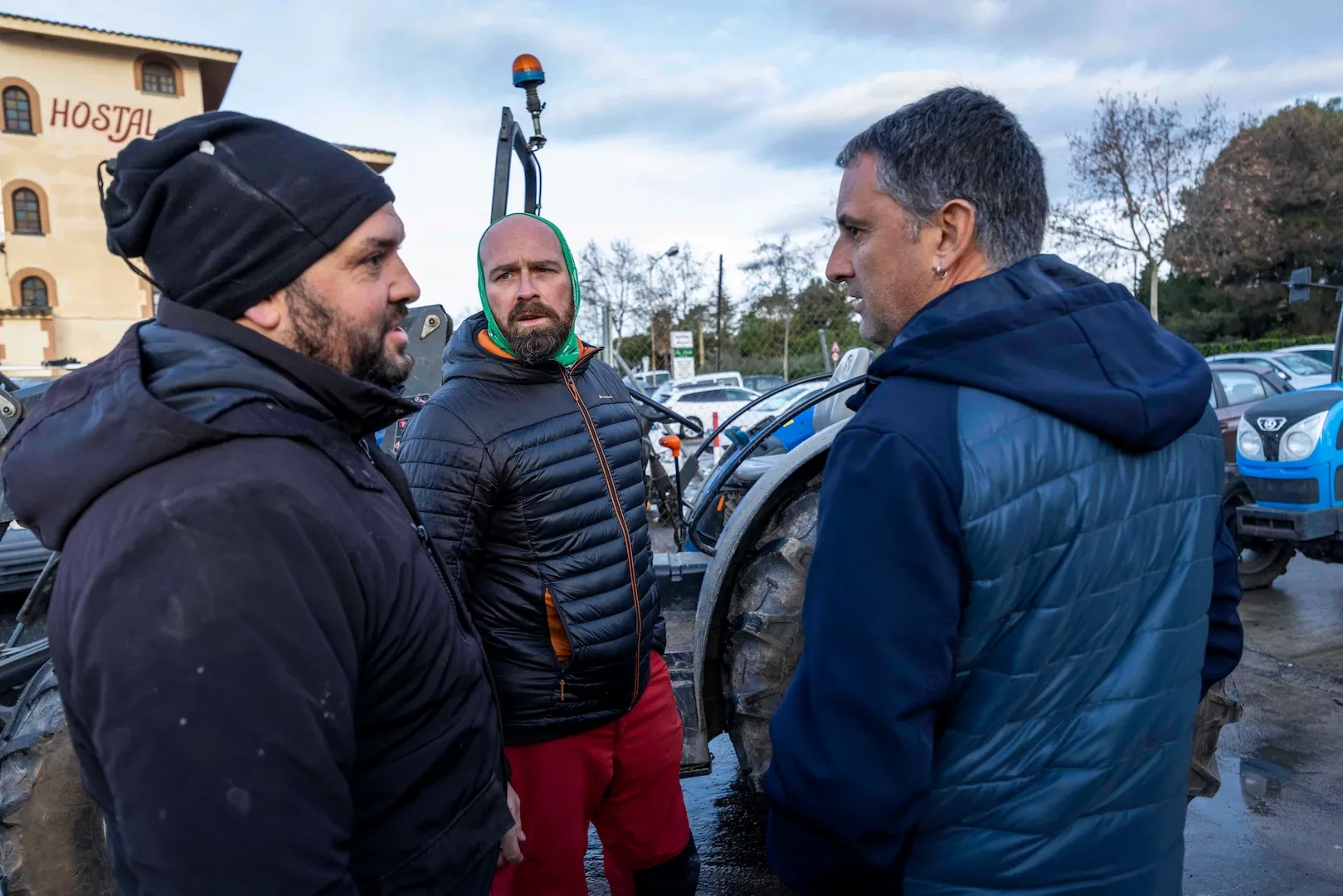 Los payeses de Tarragona protestan y arrancan los avellanos muertos por la sequía