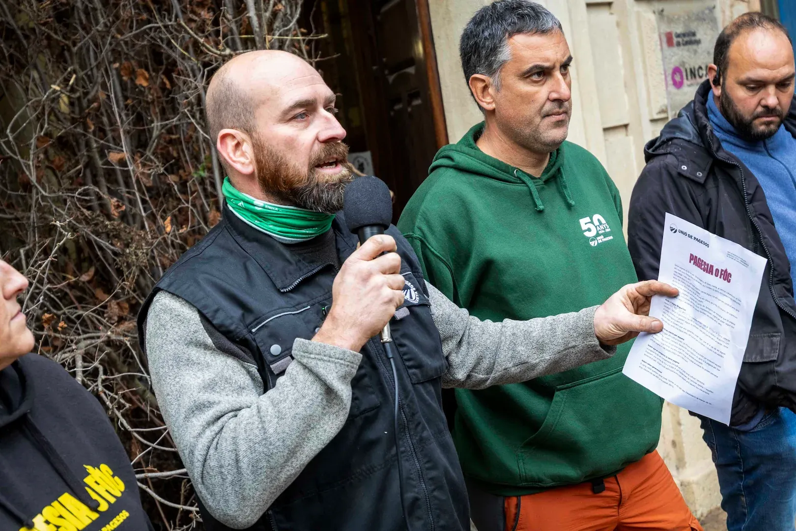 Los payeses de Tarragona protestan y arrancan los avellanos muertos por la sequía