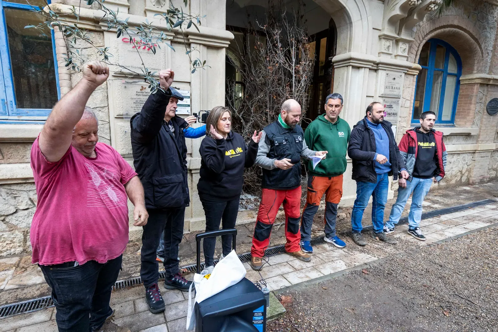 Los payeses de Tarragona protestan y arrancan los avellanos muertos por la sequía