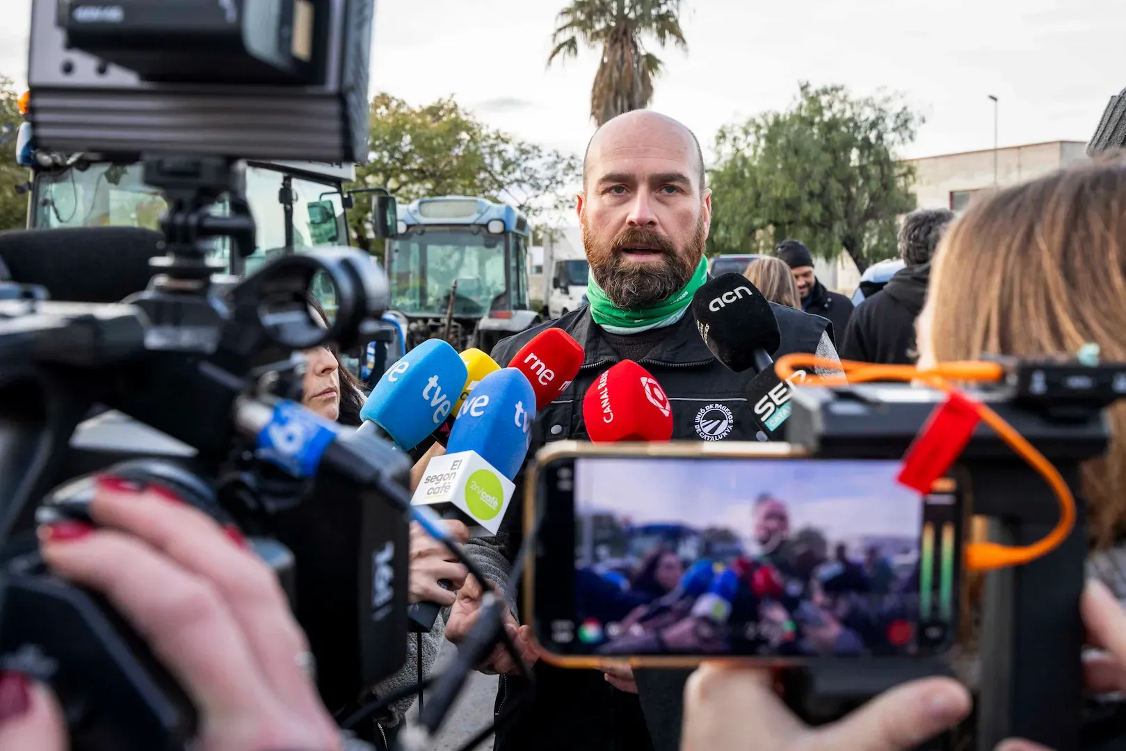 Los payeses de Tarragona protestan y arrancan los avellanos muertos por la sequía