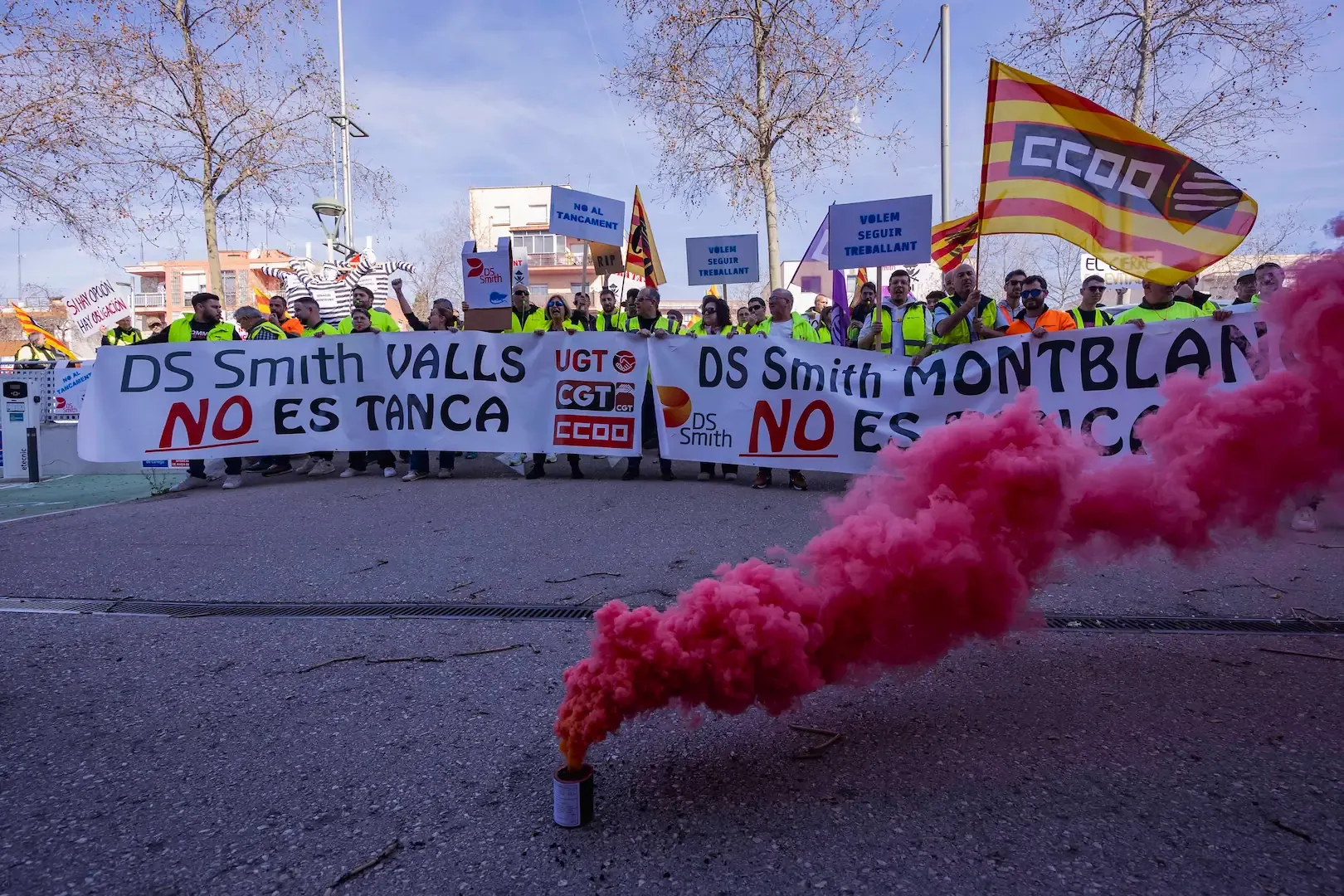 Manifestación de dos empresas papeleras por su cierre